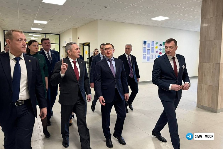 Александр Моор и Владимир Якушев открыли новую школу в Тюменском районе