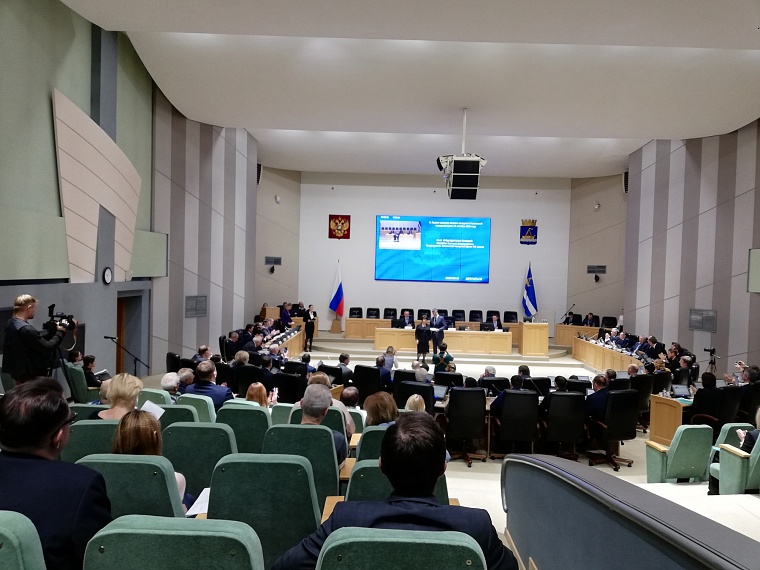 Депутаты Тюменской городской думы получили служебные удостоверения и нагрудные знаки