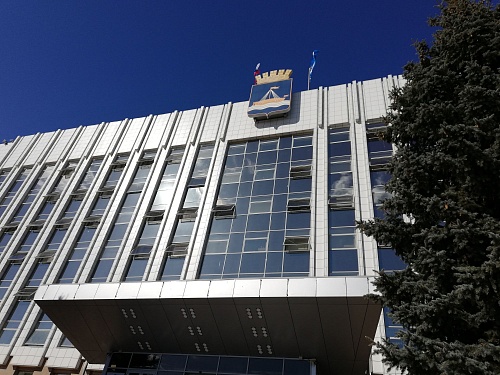 В гордуме трое горожан получили нагрудные знаки «За заслуги перед Тюменью»