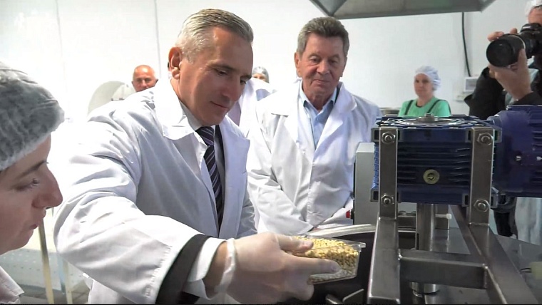 Александр Моор поучаствовал в приготовлении брусничного варенья с добавлением кедрового ореха