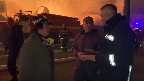 Губернатор Тюменской области Александр Моор работает на месте пожара в Успенке