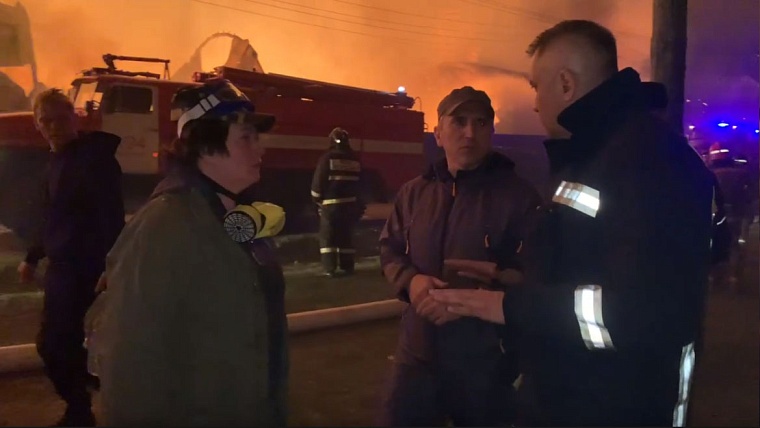 Губернатор Тюменской области Александр Моор работает на месте пожара в Успенке