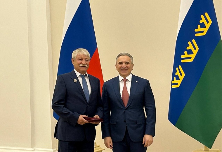 Александр Моор вручает государственные и ведомственные награды отличившимся работникам области