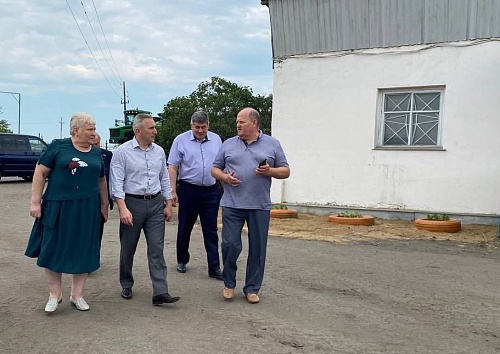 Александр Моор обсудил перспективы развития сельхозпредприятия в Казанском районе