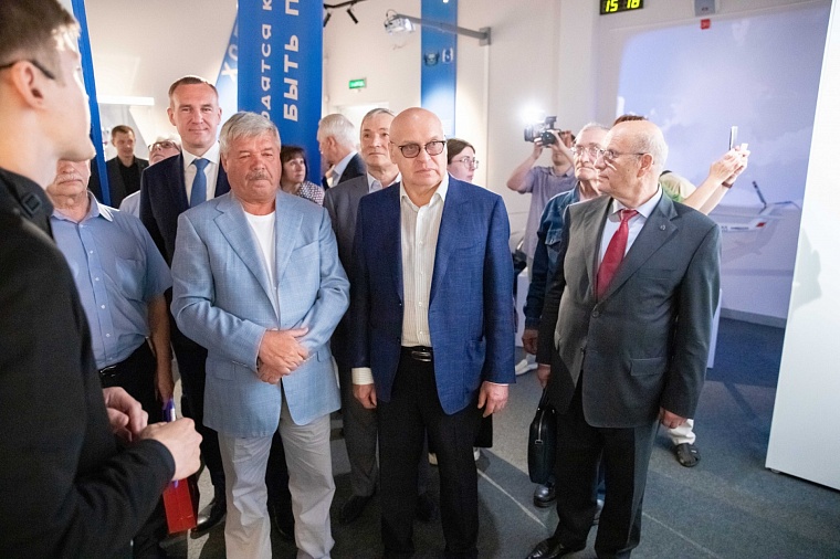 «Это важное событие в жизни Тюмени»: Евгений Заболотный об открытии выставки первого губернатора ЯНАО Юрия Неелова