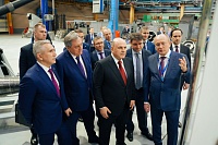 Премьер Михаил Мишустин побывал на заводе "Тюменские моторостроители"