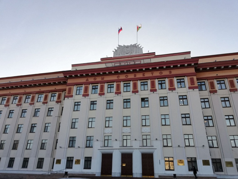 В областной думе началось очередное заседание: присвоение почетного звания Тюмени и другие вопросы