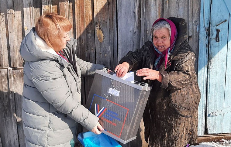 Пожилые тюменцы голосуют на выборах президента, не покидая дома