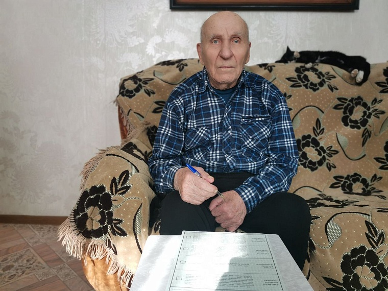 Пожилые тюменцы голосуют на выборах президента, не покидая дома