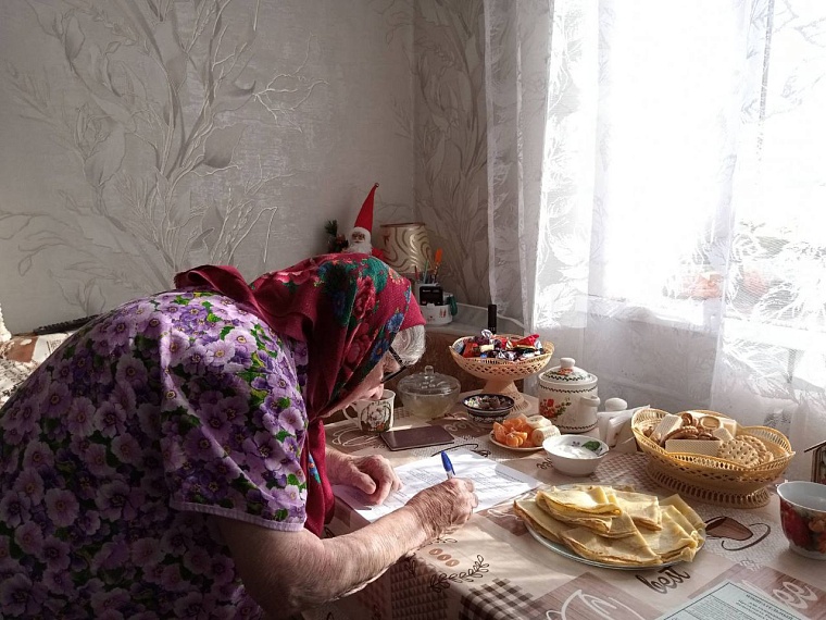 Пожилые тюменцы голосуют на выборах президента, не покидая дома