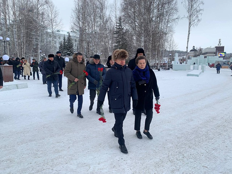 Рабочая поездка Александра Моора в Ханты-Мансийск началась с возложения цветов к Мемориалу Славы