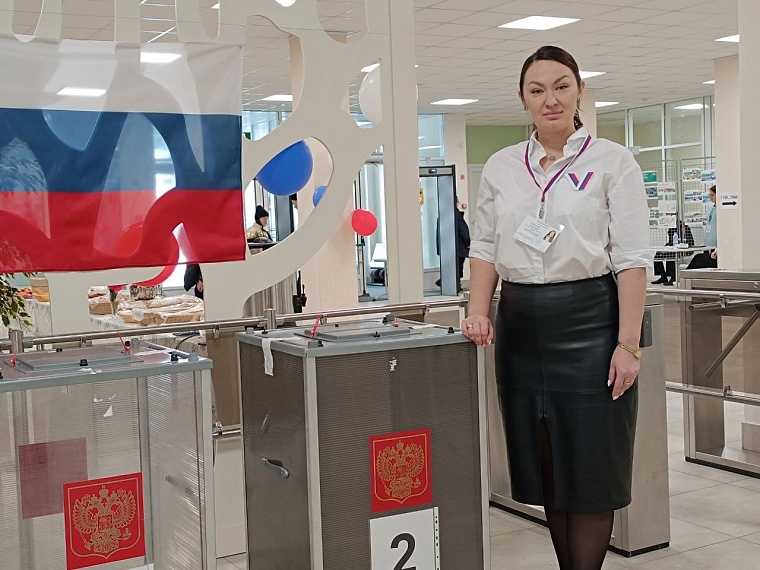 В Тюмени 90-летние избиратели приходят на участки в сопровождении детей