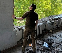 Губернатор Ямала Дмитрий Артюхов осматривает разрушения в Волновахском районе ДНР.