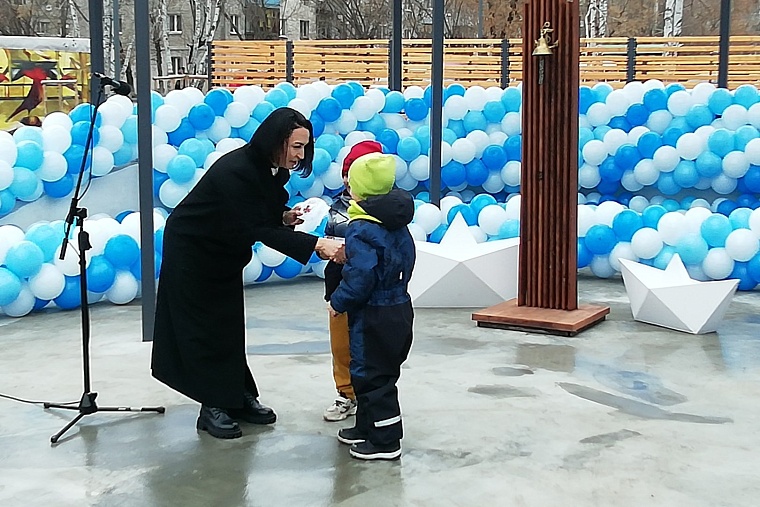 Депутат гордумы Наталья Проскурякова вручила золотые знаки ГТО юным тюменцам