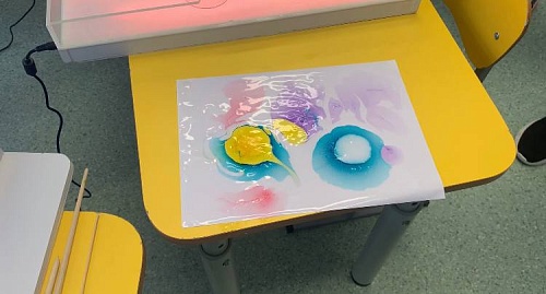 Александр Моор и Дмитрий Артюхов нарисовали цветы методом эбру