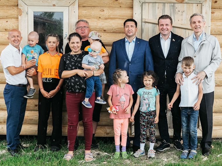 Тюменские единороссы помогли многодетной семье, ожидающей девятого ребенка, с развитием личного подсобного хозяйства