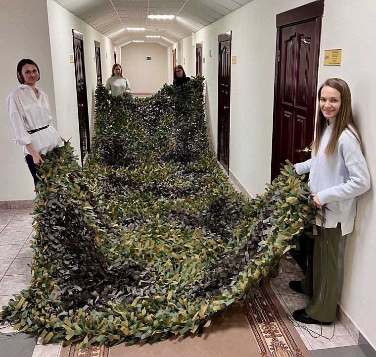 Специалисты тюменского департамента плетут в свободное время маскировочные сети для участников СВО