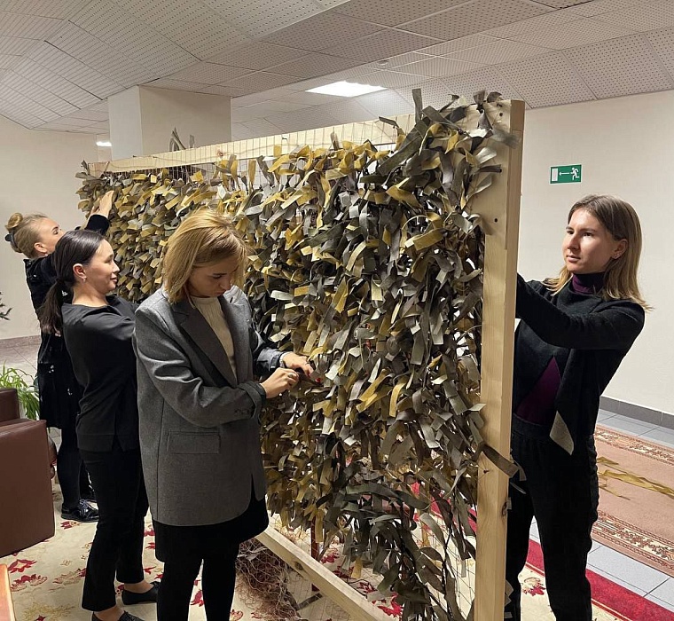 Специалисты тюменского департамента плетут в свободное время маскировочные сети для участников СВО
