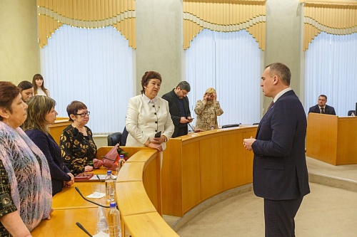 Родственникам трех солдат из Тюмени передали ордена Мужества