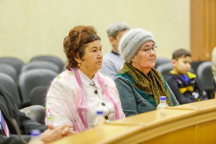 Родственникам трех солдат из Тюмени передали ордена Мужества