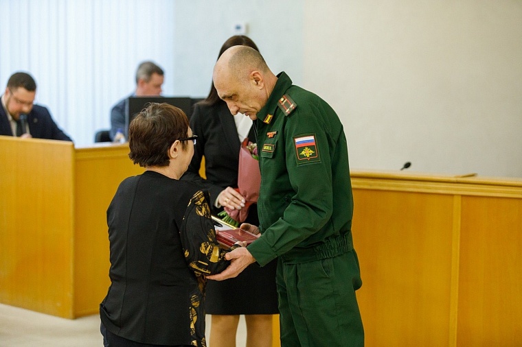 Родственникам трех солдат из Тюмени передали ордена Мужества