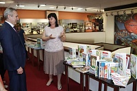 Губернатор Моор подарил книги библиотеке Краснодона