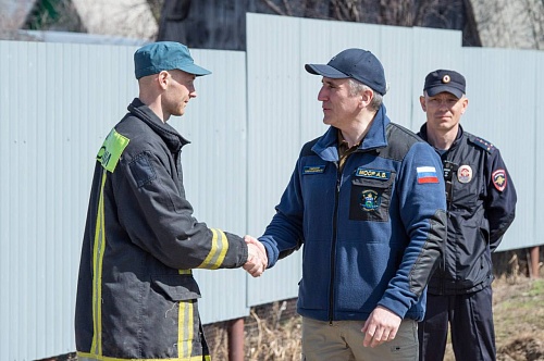 В Ишимском районе пожарный на посту на дамбе узнал о рождении дочери