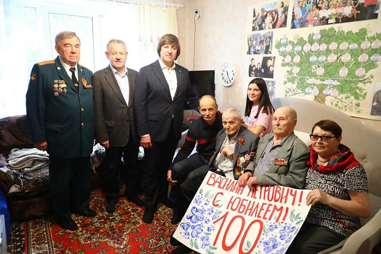 Глава Тюмени Максим Афанасьев поздравил ветерана Василия Кулакова со 100-летием
