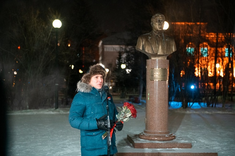 Губернатор Александр Моор принял участие в открытии памятника Сергею Корепанову в Салехарде