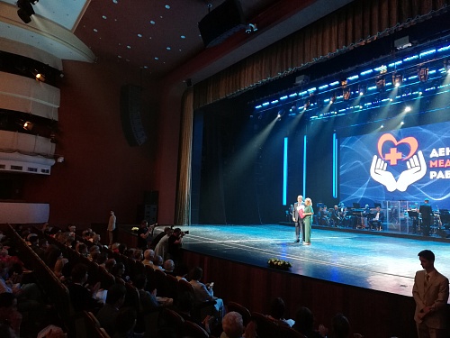 Евгений Заболотный вручил награды Тюменской городской думы медицинским работникам