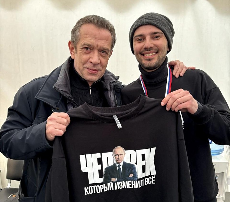 Тюменец подарил Владимиру Машкову лонгслив с цитатой «Человек, который изменил все»