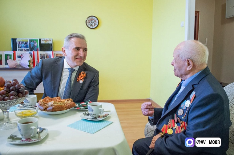 Александр Моор поздравил почетного гражданина, ветерана-фронтовика Николая Иванцова со 100-летием