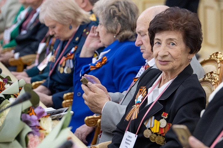 "День Победы - наше духовное наследие": Александр Моор встретился с ветеранами