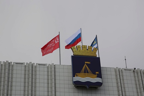 В Тюмени копии Знамени Победы появились на зданиях администрации, правительства и облдумы