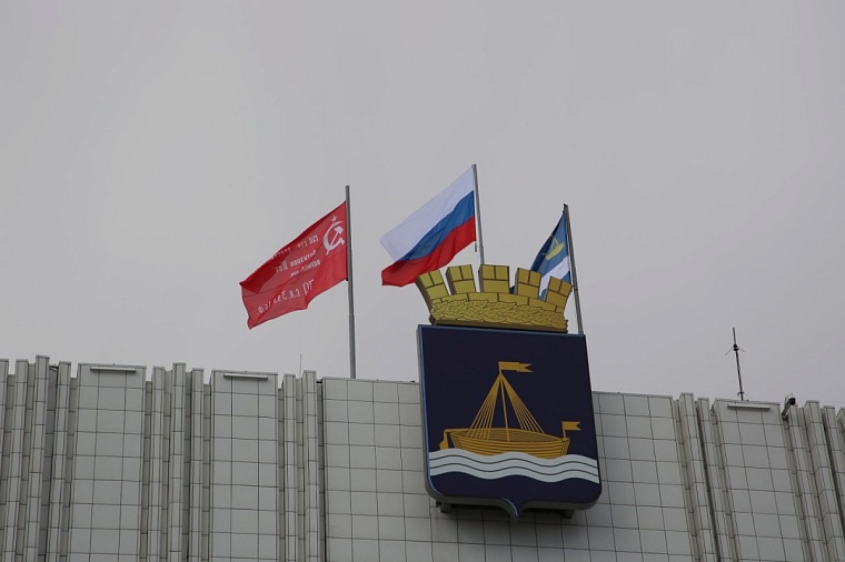 В Тюмени копии Знамени Победы появились на зданиях администрации, правительства и облдумы