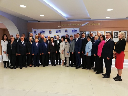 Тюменская городская дума открыла выставкой год 30-летия в новейшей истории