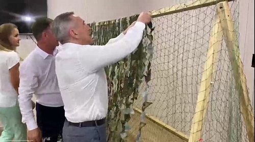 Александр Моор вплел ленты в маскировочную сеть для бойцов СВО