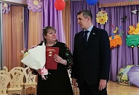 Депутат Андрей Лазарев вручил почетную грамоту Тюменской городской думы учителю-логопеду