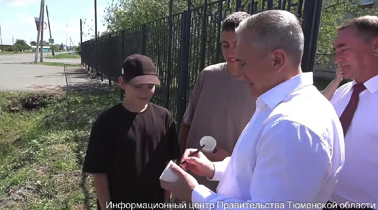 Сегодня губернатор Тюменской области Александр Моор работает в Армизонском районе