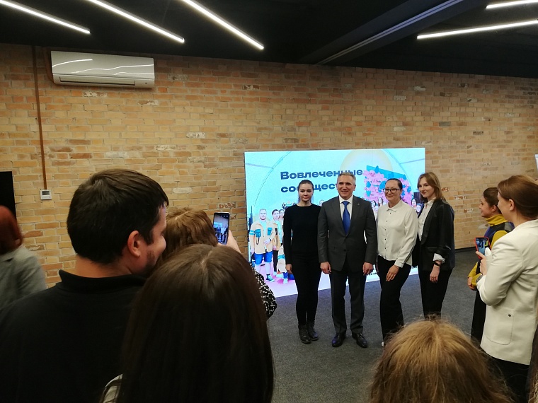 Ночная жизнь, отдых в деревне, велодорожки: Александр Моор оценил идеи молодежи Тюмени