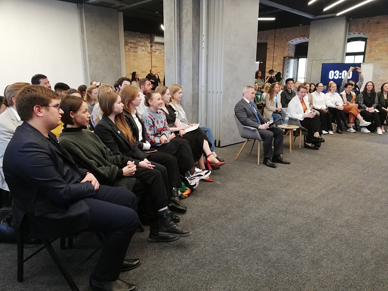 Ночная жизнь, отдых в деревне, велодорожки: Александр Моор оценил идеи молодежи Тюмени