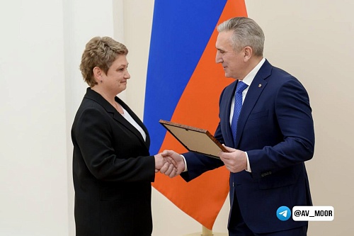 Губернатор Александр Моор вручает тюменцам награды