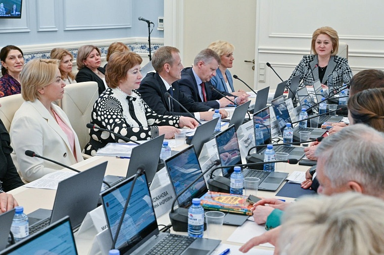 Достижения Тюменской области в сфере образования, науки и культуры отметили в Совете Федерации