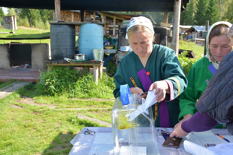 К избирателям Тюменской области - на вертолете