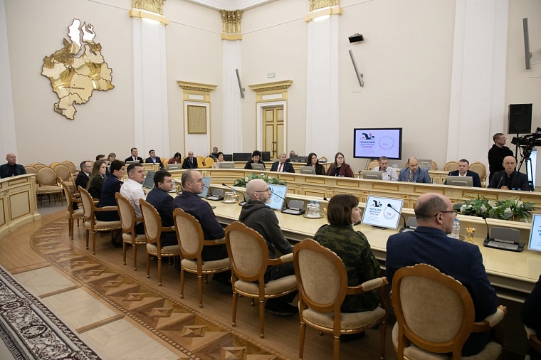 Александр Моор встретился с поисковиками по случаю 35-летия движения