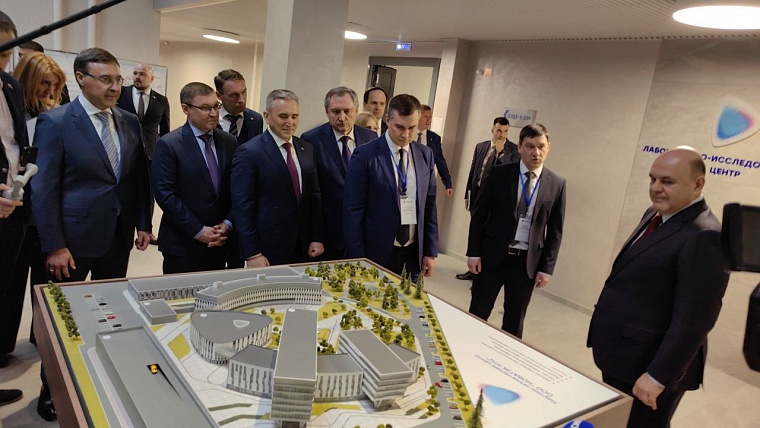 Премьер-министру РФ показали Лабораторно-исследовательский центр НОВАТЭК в Тюмени