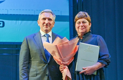 Губернатор Александр Моор поздравил работников железнодорожного транспорта с профессиональным праздником