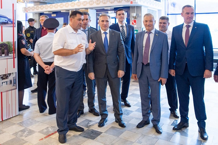 Губернатор Александр Моор поздравил работников железнодорожного транспорта с профессиональным праздником