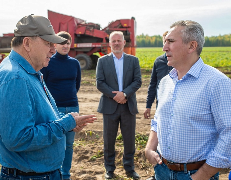 Губернатор Александр Моор лично оценил урожайность овощей