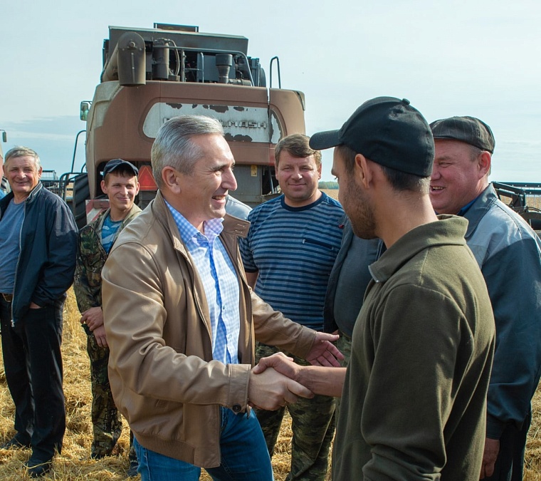 Губернатор Александр Моор лично оценил урожайность овощей